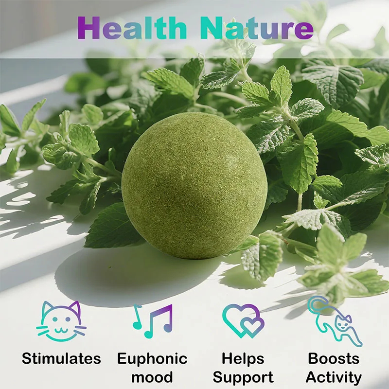 Bola de hierba gatera natural rodeada de hojas de hierba gatera fresca